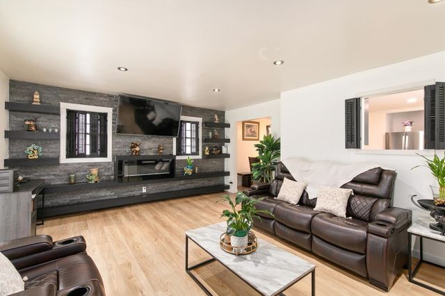 2930 E Jefferson Avenue, Des Moines, IA 50317