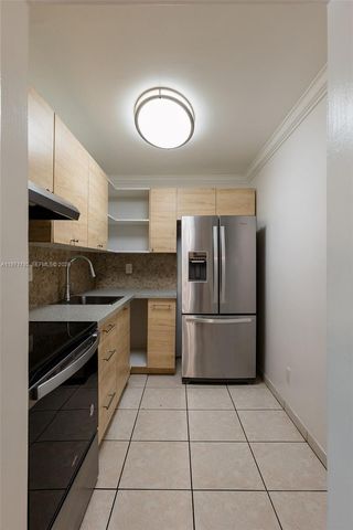 8421 NW 8th St 203, Miami, FL 33126