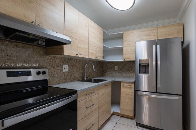 8421 NW 8th St 203, Miami, FL 33126