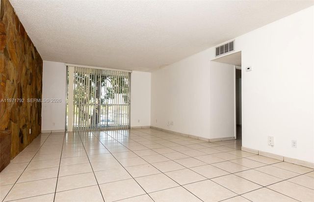 8421 NW 8th St 203, Miami, FL 33126