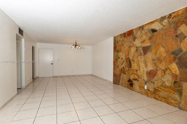 8421 NW 8th St 203, Miami, FL 33126