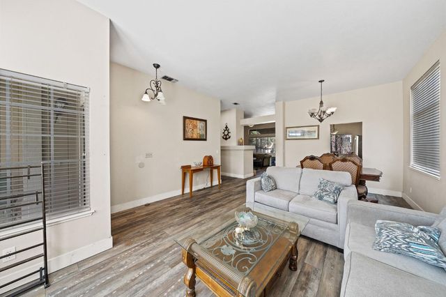 6 Coles Point Ct, Sacramento, CA 95823