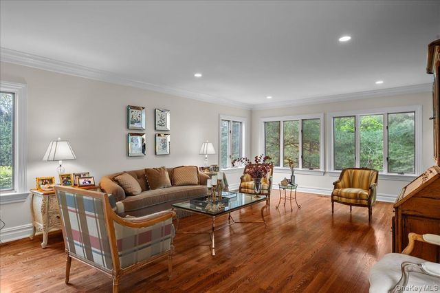 8 Far Hill Lane, Pleasantville, NY 10570