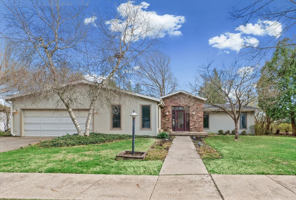 205 E SHERWIN Circle, Urbana, IL 61802