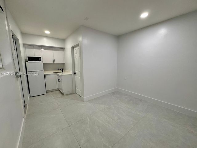 8671 NW 3rd St 2, Pembroke Pines, FL 33024