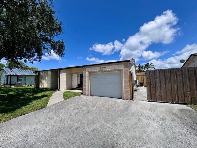8671 NW 3rd St 2, Pembroke Pines, FL 33024