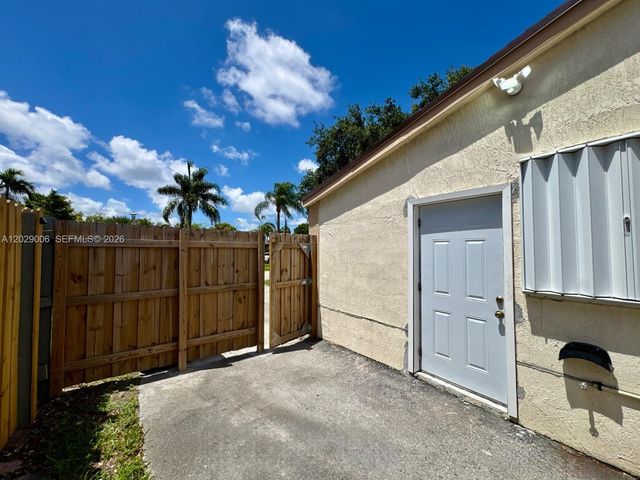 8671 NW 3rd St 2, Pembroke Pines, FL 33024