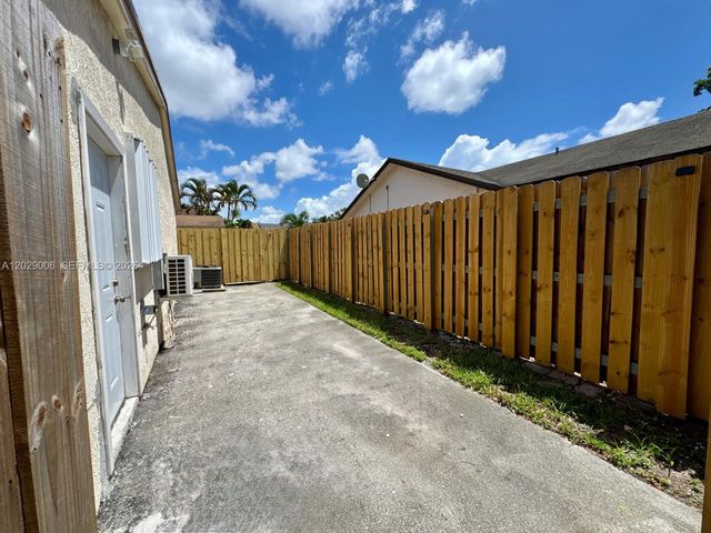 8671 NW 3rd St 2, Pembroke Pines, FL 33024