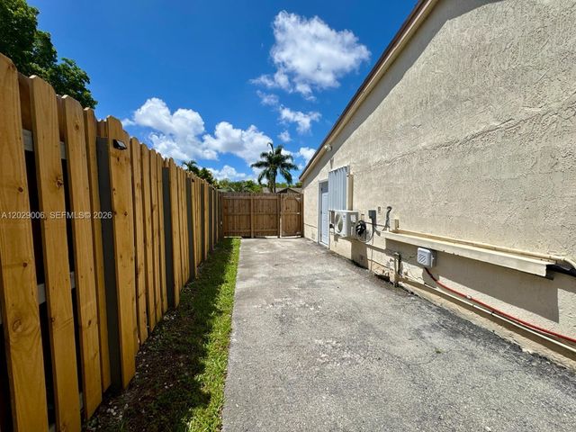 8671 NW 3rd St 2, Pembroke Pines, FL 33024