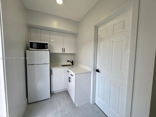 8671 NW 3rd St 2, Pembroke Pines, FL 33024