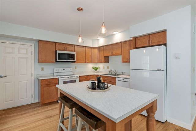 8 North St # 1, Bristol, VT 05443