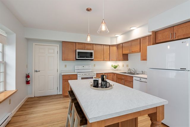 8 North St # 1, Bristol, VT 05443