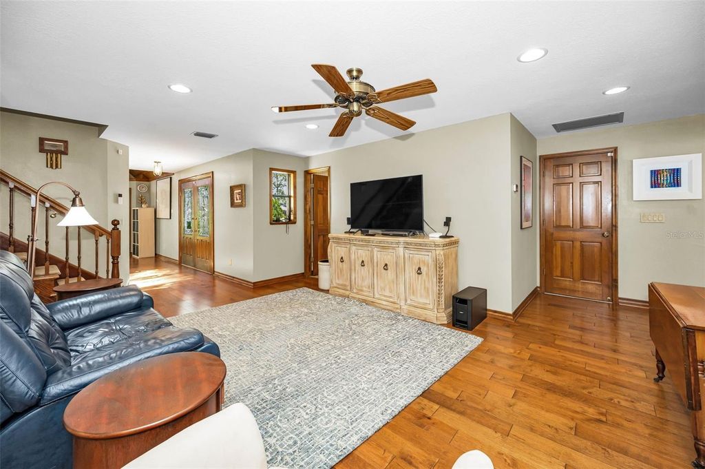 Image 11 of property listing at 1944 LEVINE LANE, Clearwater, FL 33760