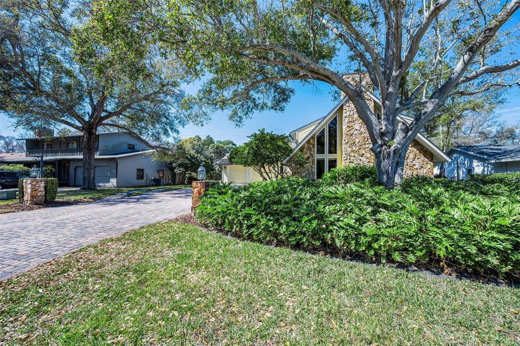 Image 4 of property listing at 1944 LEVINE LANE, Clearwater, FL 33760