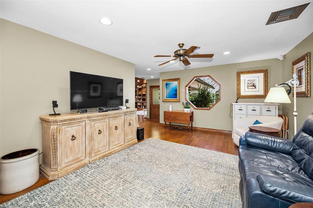 Image 10 of property listing at 1944 LEVINE LANE, Clearwater, FL 33760