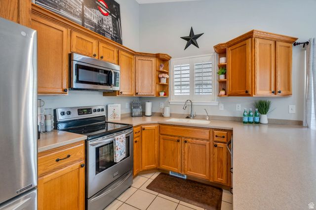 1593 W TURTLE DOVE LN, West Jordan, UT 84088