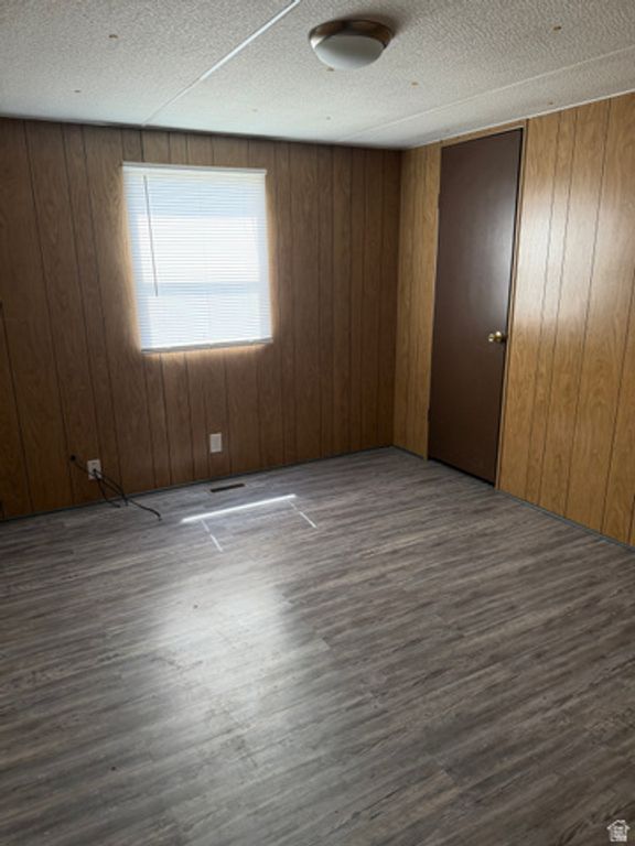 Image 5 of property listing at 5100 S 1050 W #E-37, Riverdale, UT 84405