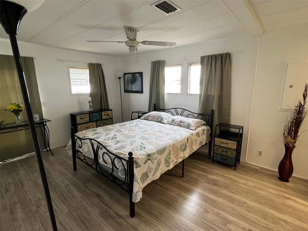 Image 18 of property listing at 519 NEEDLE PALM STREET, Largo, FL 33778