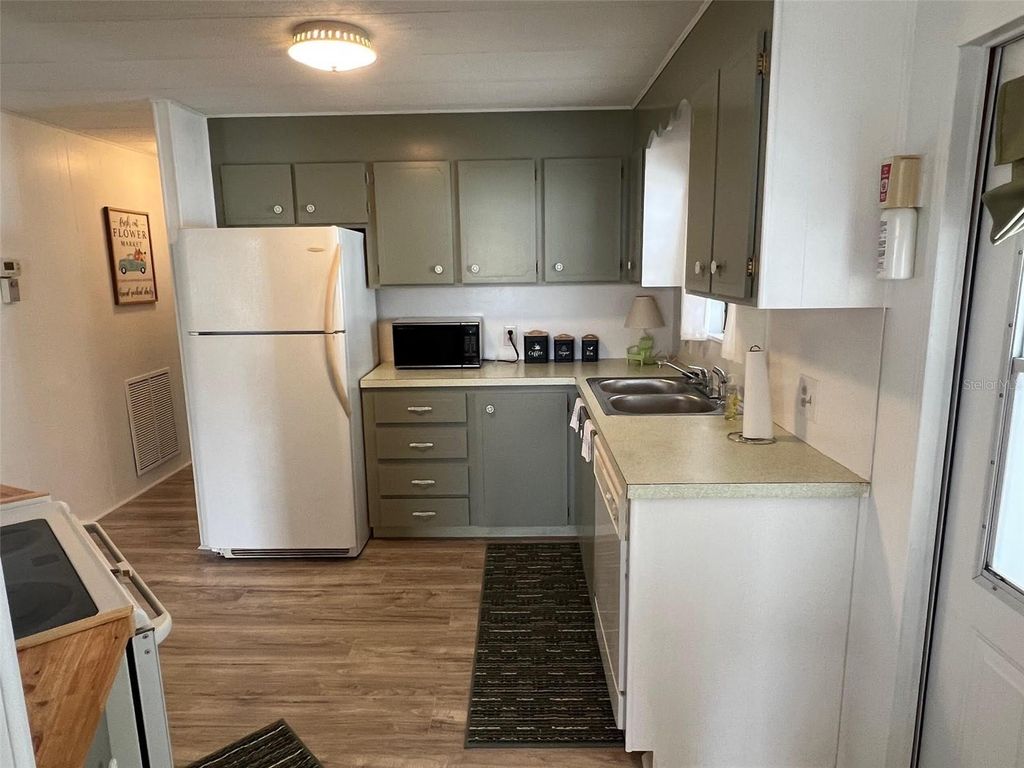 Image 4 of property listing at 519 NEEDLE PALM STREET, Largo, FL 33778