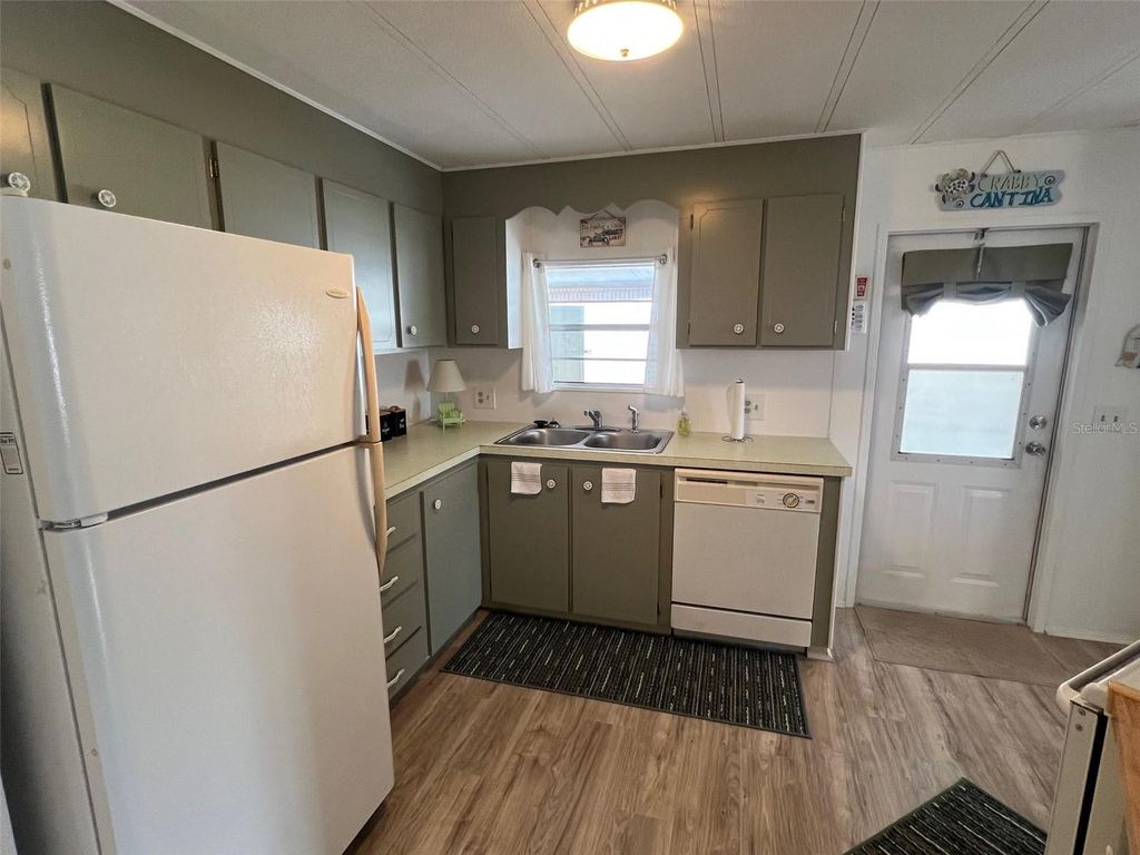 Image 5 of property listing at 519 NEEDLE PALM STREET, Largo, FL 33778