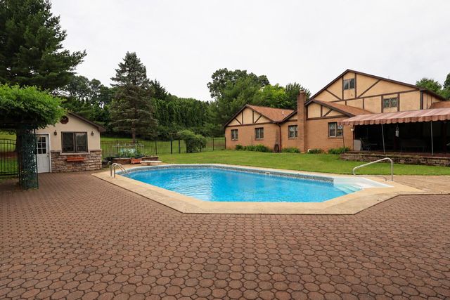 1501 DETWEILER AVE, Hellertown, PA 18055