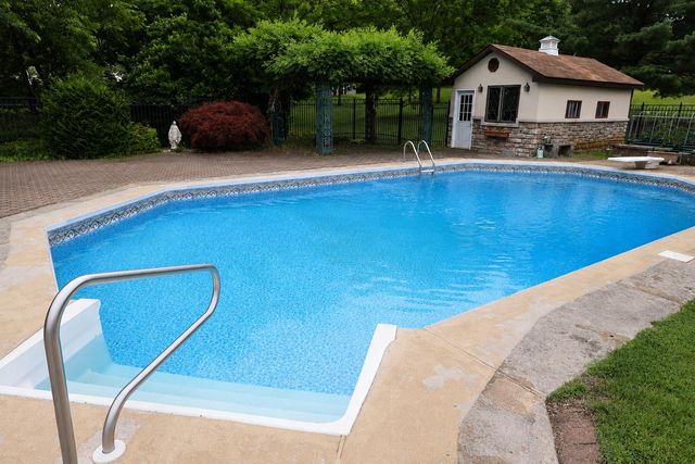 1501 DETWEILER AVE, Hellertown, PA 18055