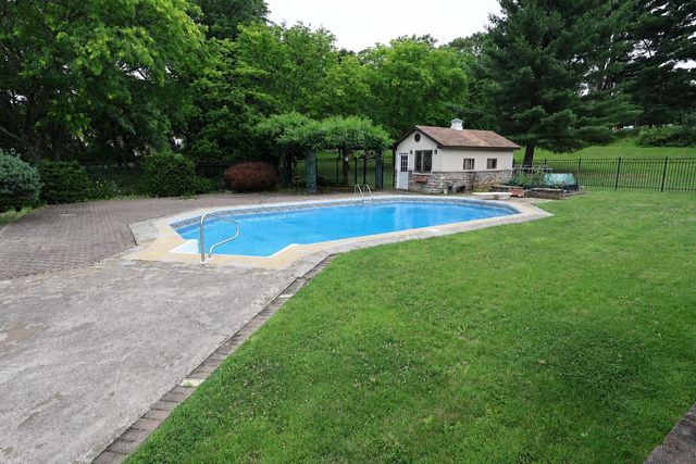 1501 DETWEILER AVE, Hellertown, PA 18055