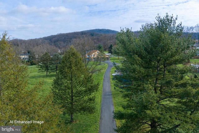 1501 DETWEILER AVE, Hellertown, PA 18055