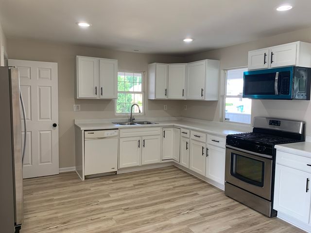 949 Harriet Avenue, Aurora, IL 60505