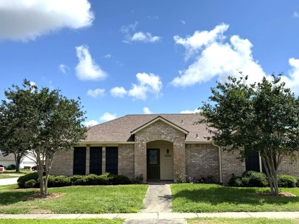 4202 Wolf Creek Dr, Corpus Christi, TX 78413