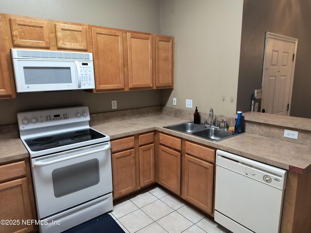 6112 MAGGIES Circle 108, Jacksonville, FL 32244