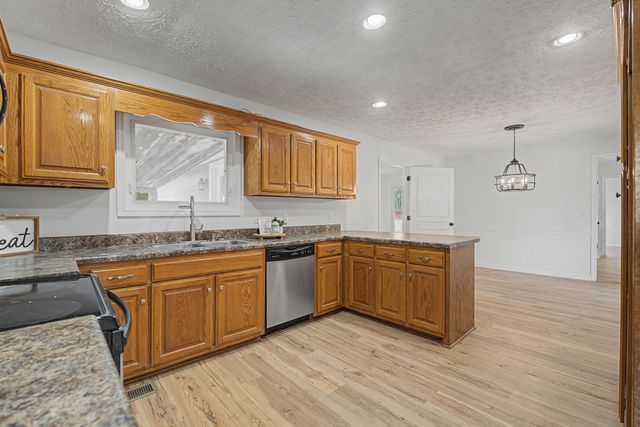 206 Blue Ribbon Pkwy, Shelbyville, TN 37160