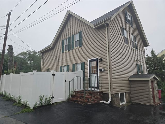 114 Oak St, Taunton, MA 02780