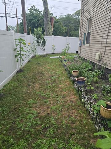 114 Oak St, Taunton, MA 02780