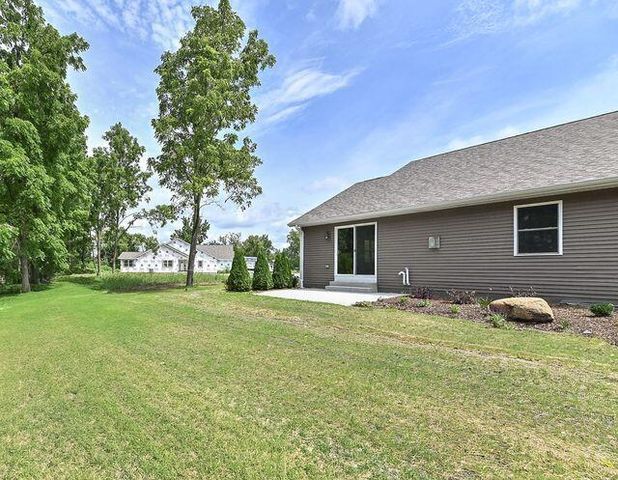 310 N Trailview CIRCLE, Waterford, WI 53185