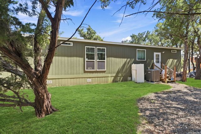 133 CANYON LAKE DR, Bandera, TX 78003