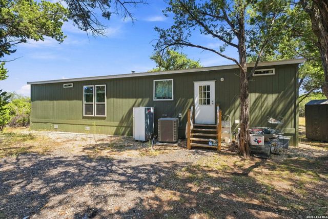 133 CANYON LAKE DR, Bandera, TX 78003