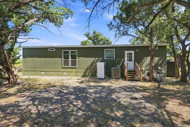 133 CANYON LAKE DR, Bandera, TX 78003