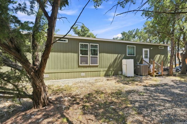 133 CANYON LAKE DR, Bandera, TX 78003