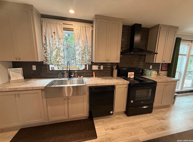 133 CANYON LAKE DR, Bandera, TX 78003