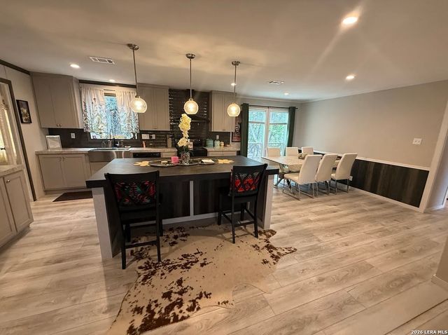 133 CANYON LAKE DR, Bandera, TX 78003