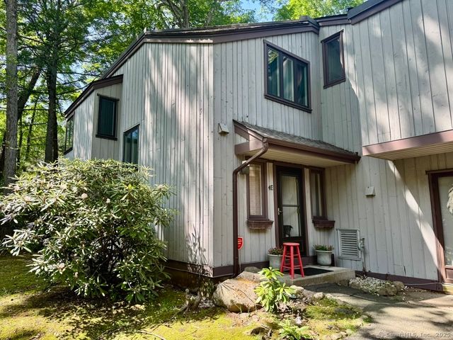 4 Earls Court E, Farmington, CT 06032