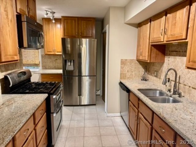4 Earls Court E, Farmington, CT 06032