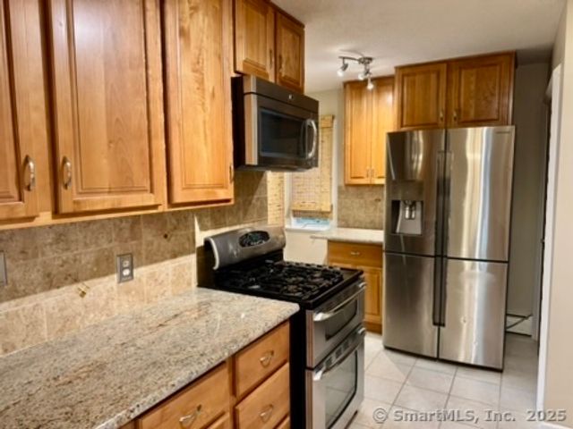 4 Earls Court E, Farmington, CT 06032