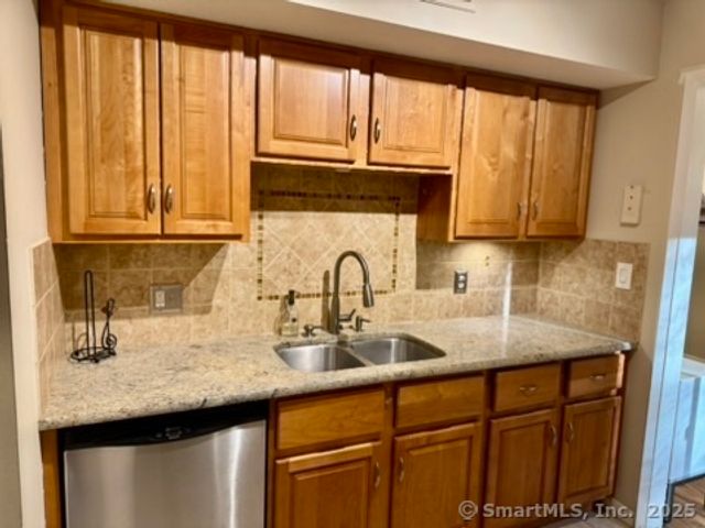 4 Earls Court E, Farmington, CT 06032