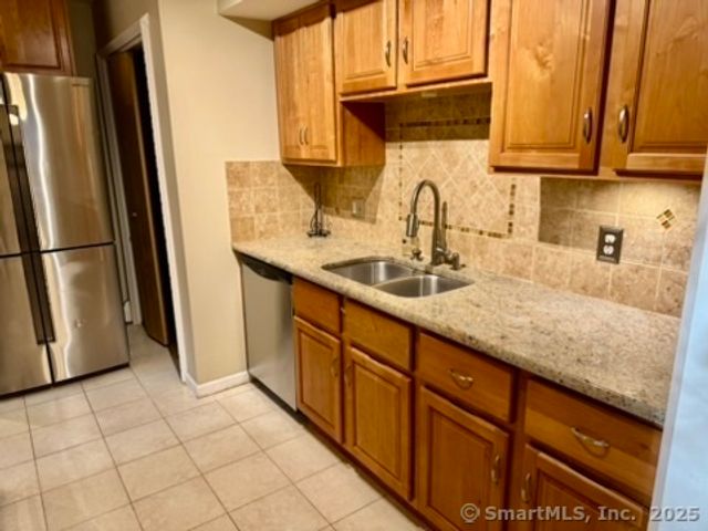 4 Earls Court E, Farmington, CT 06032