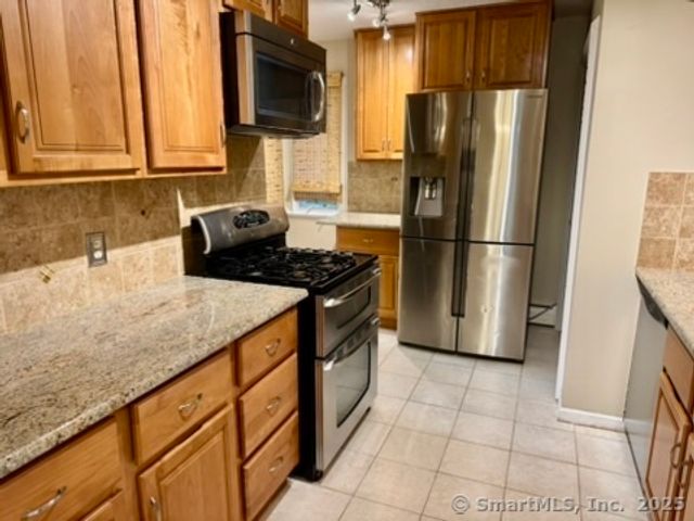 4 Earls Court E, Farmington, CT 06032