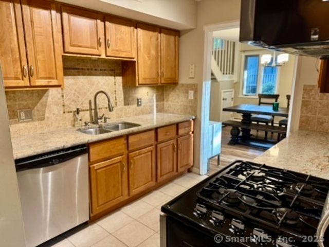 4 Earls Court E, Farmington, CT 06032