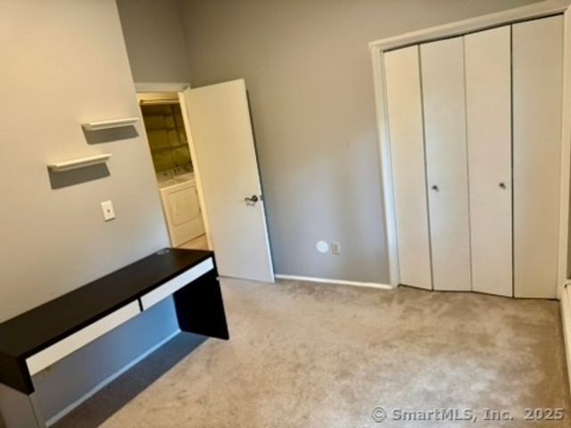 4 Earls Court E, Farmington, CT 06032