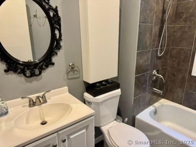4 Earls Court E, Farmington, CT 06032